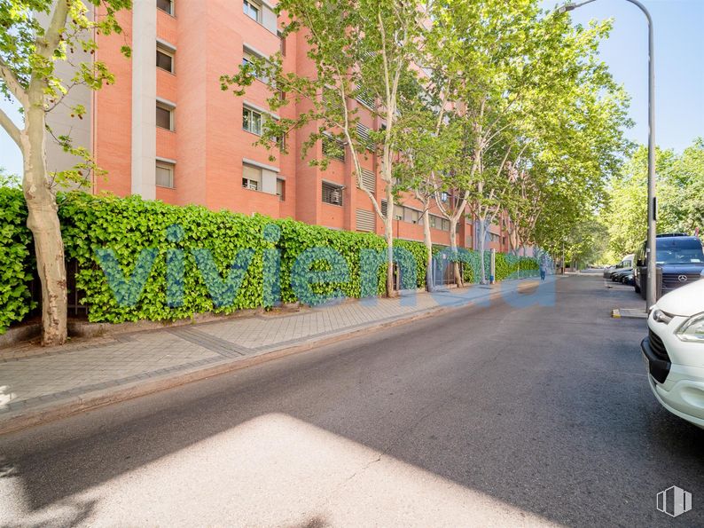 Local en venta en Calle Galeón, Barajas, Madrid, 28042 con edificio, coche, luz de la calle, ventana, planta, vehículo, superficie de la carretera, infraestructura, iluminación del automóvil y asfalto alrededor