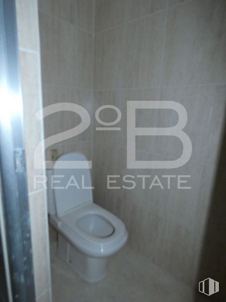 Retail for sale at Zona Parque Paris, Las Rozas de Madrid, Madrid, 28230 with toilet, fixture, plumbing fixture, wood, toilet seat, grey, bathroom, font, flooring and material property around