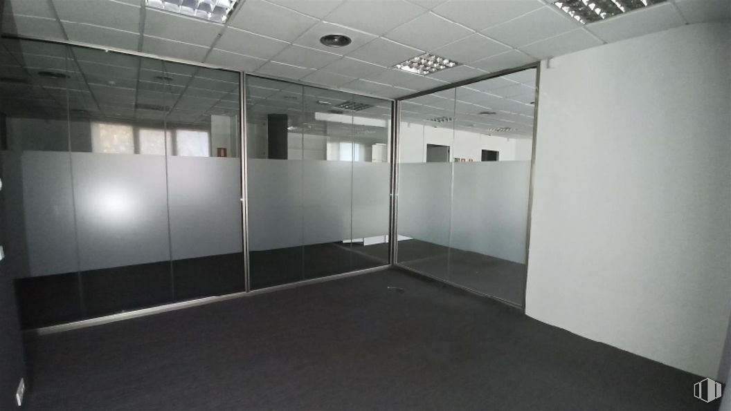 Office for sale at Calle Cólquide, Las Rozas de Madrid, Madrid, 28230 with building, fixture, architecture, wall, flooring, hall, glass, composite material, aluminium and ceiling around