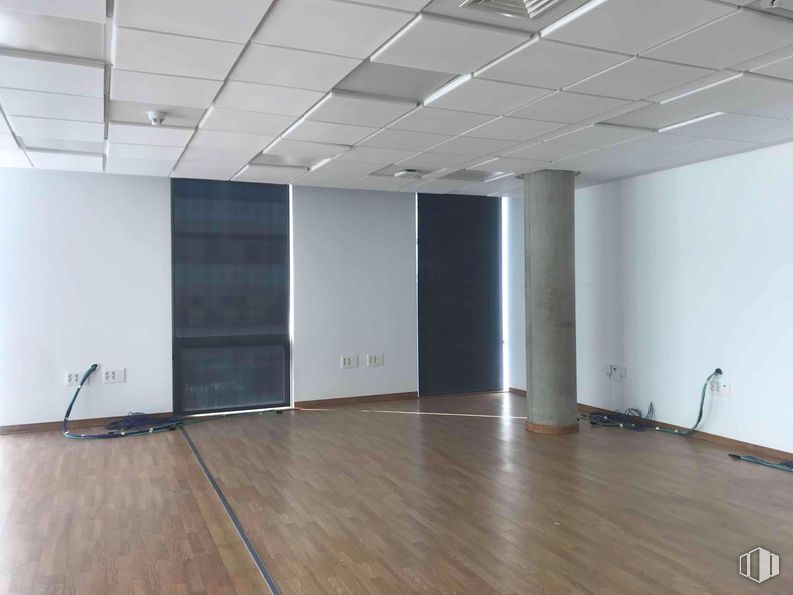 Office for rent at Zona empresarial, Alcobendas, Madrid, 28108 with flooring, floor, ceiling, wood, interior design, wood flooring, hall, room, glass and laminate flooring around