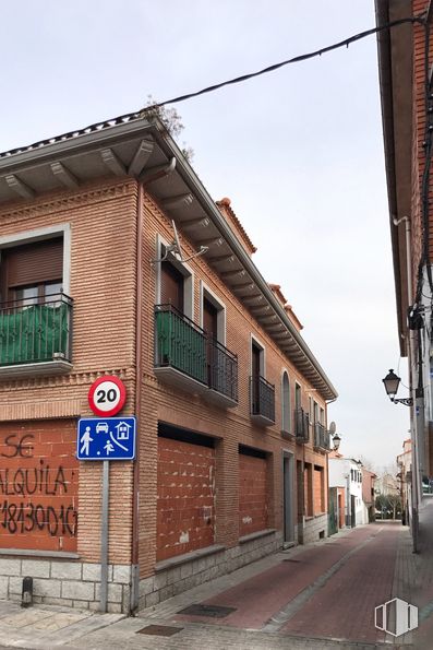 Local en alquiler en Calle Constitución, 9, Sevilla la Nueva, Madrid, 28609 con edificio, cielo, propiedad, ventana, madera, superficie de la carretera, zona residencial, barrio, ladrillo y fachada alrededor