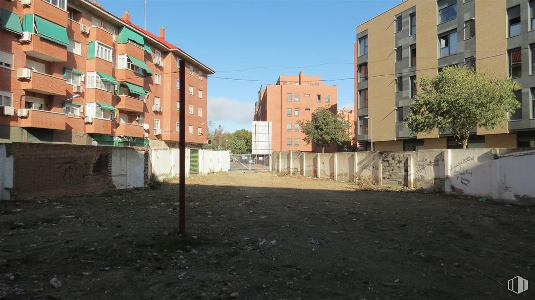 Land for sale at Calle Apostol Santiago, 4, Valdemoro, Madrid, 28342 with building, daytime, wall, residential area, urban area, city, neighbourhood, architecture, apartment and facade around