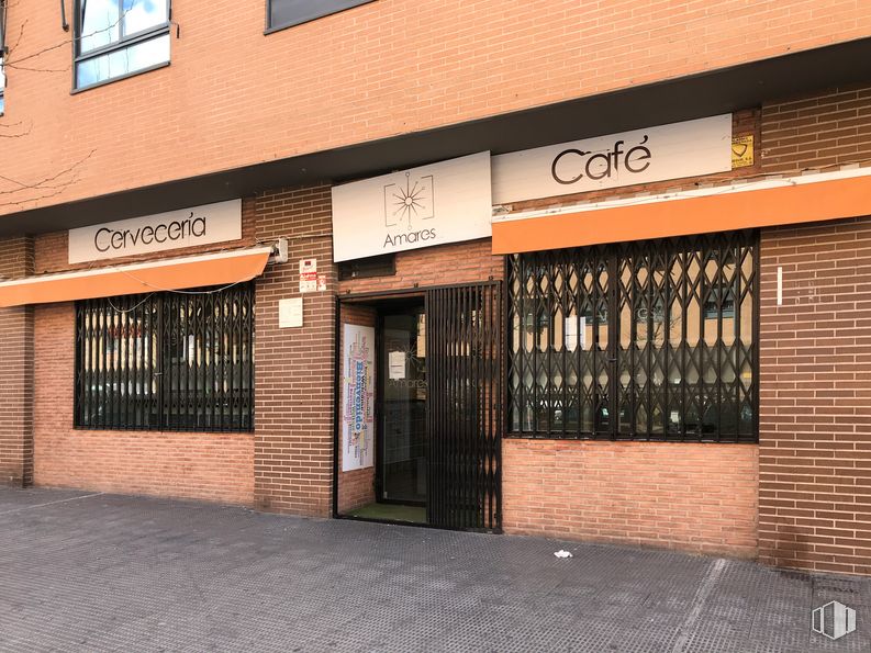 Retail for sale at Calle Mar Rojo, 6, Coslada, Madrid, 28820 with window, door, property, fixture, brick, wall, font, facade, wood and building around