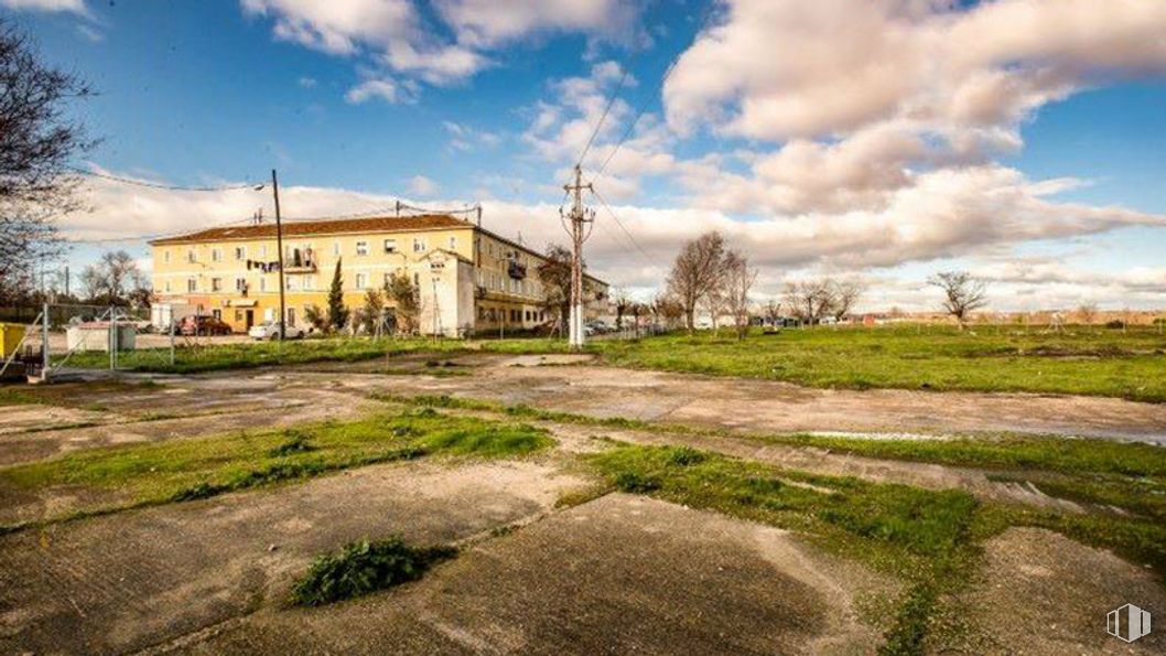 Land for sale at Avenida Aragón - Parcela T.3.5.402, 14, San Blas - Canillejas, Madrid, 28022 with house, cloud, sky, plant, building, nature, natural landscape, land lot, tree and window around