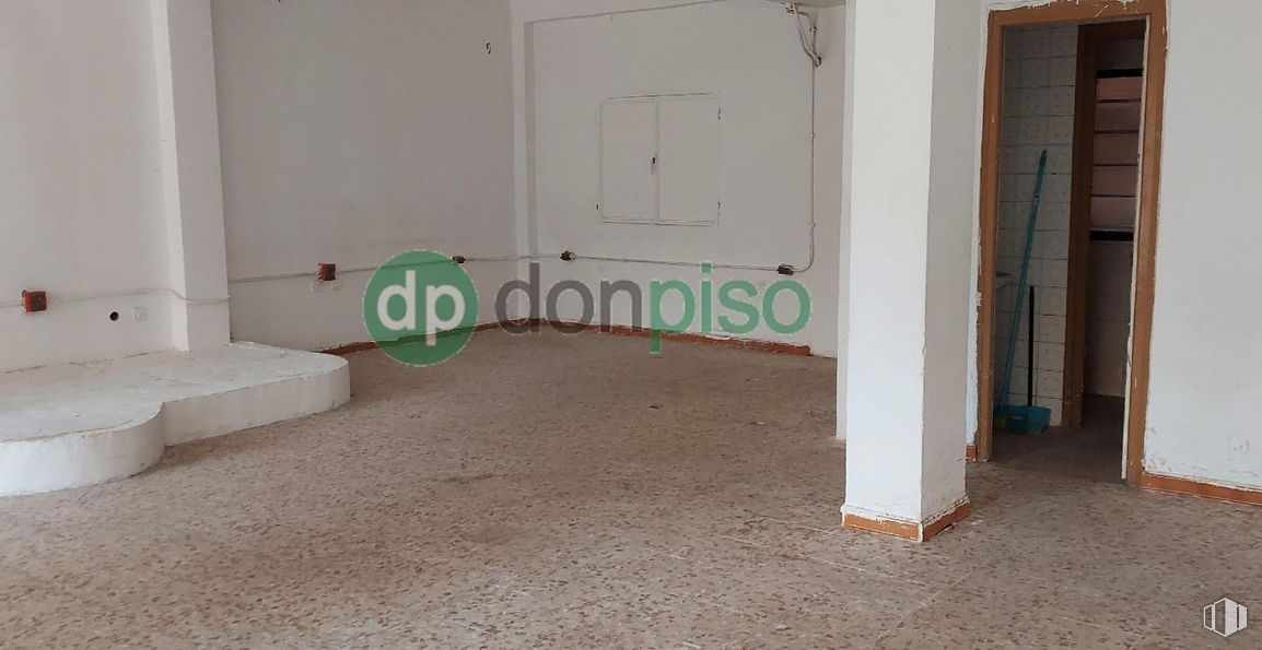 Retail for sale at Zona Centro, Guadalajara, 19004 with wood, paint, floor, flooring, rectangle, gas, shade, font, fixture and road surface around