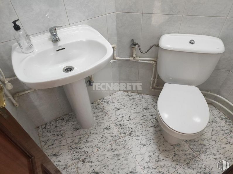 Retail for rent at Zona Manantiales, Guadalajara, 19004 with toilet, sink, plumbing fixture, bathroom sink, property, tap, plant, bathroom, black and purple around