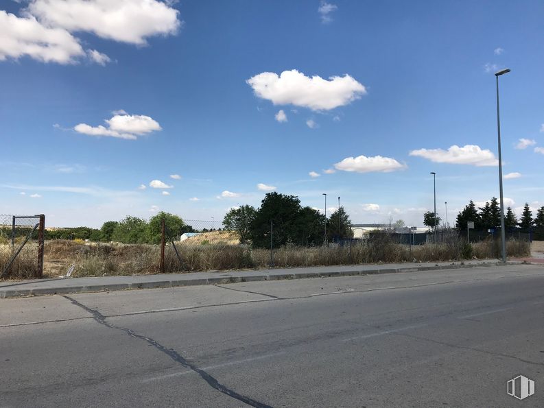 Suelo en venta en Polígono Industrial Los Bordales, Villalbilla, Madrid, 28810 con luz de la calle, nube, cielo, planta, superficie de carretera, asfalto, árbol, línea eléctrica aérea, vía pública y brea alrededor