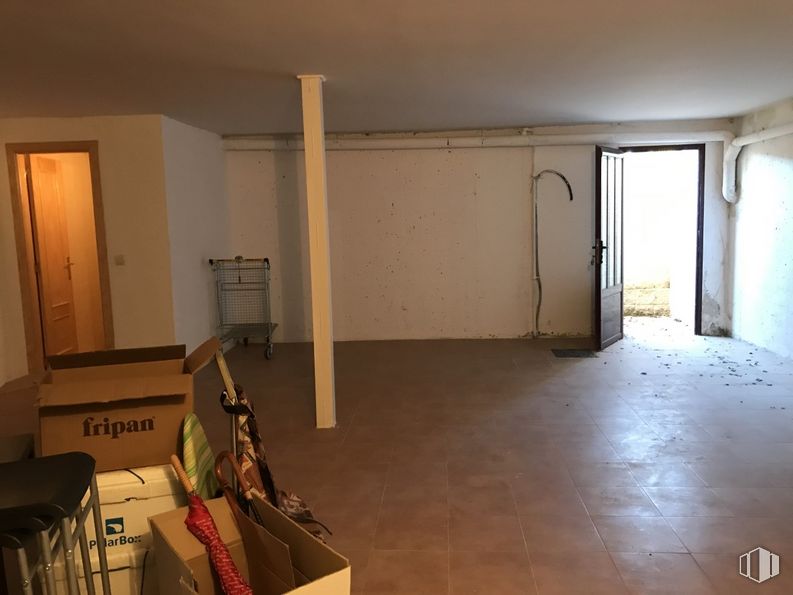 Retail for rent at Camino Los Pozuelos, 3, Segovia, 40154 with packaged goods, shipping box, fixture, wood, hall, flooring, floor, paint, material property and ladder around