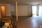 Retail for rent at Camino Los Pozuelos, 3, Segovia, 40154 with packaged goods, shipping box, fixture, wood, hall, flooring, floor, paint, material property and ladder around