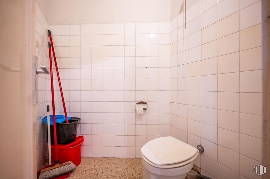 Retail for sale & for rent at Calle Reyes Católicos, Ávila, 05001 with toilet, property, bathroom, plumbing fixture, fixture, purple, interior design, floor, flooring and line around