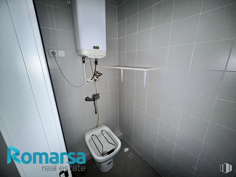 Retail for rent at Calle San Millán, Ávila, 05001 with toilet, plumbing fixture, gas, automotive design, tints and shades, fixture, house, space, flooring and plumbing around