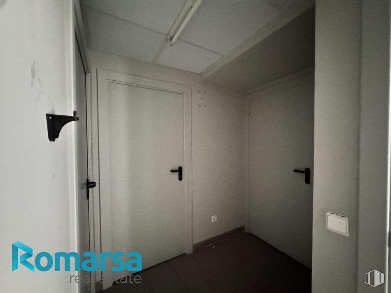 Retail for rent at Calle San Millán, Ávila, 05001 with door, handle, fixture, dead bolt, wood, building, home door, flooring, ceiling and door handle around