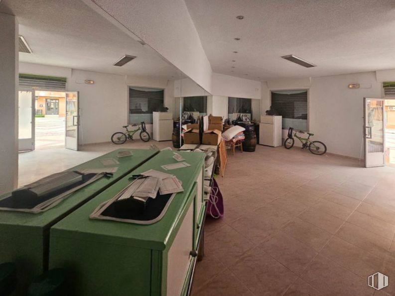 Retail for sale at Zona Santa María de Benquerencia, Toledo, 45007 with desk, bicycle, table, property, bicycle wheel, wheel, tire, building, interior design and architecture around