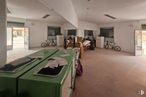 Retail for sale at Zona Santa María de Benquerencia, Toledo, 45007 with desk, bicycle, table, property, bicycle wheel, wheel, tire, building, interior design and architecture around