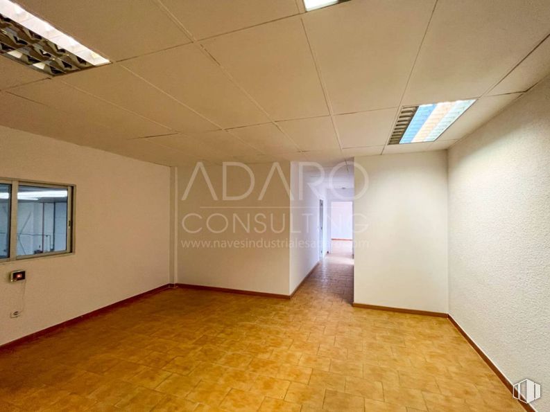 Nave en alquiler en Calle San Dalmacio, Villaverde, Madrid, 28021 con ventana, lámpara, alumbrado, suelos, suelo, techo, interiorismo, hall, habitación y suelo de baldosas alrededor