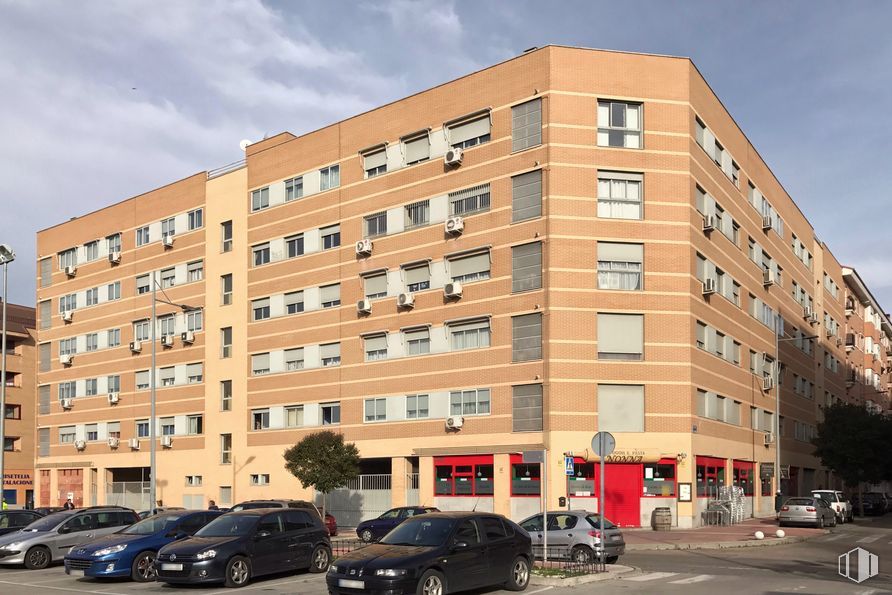 Retail for rent at Calle Fuente Vieja, 2, Parla, Madrid, 28980 with car, building, cloud, sky, land vehicle, wheel, tire, vehicle, window and tower block around