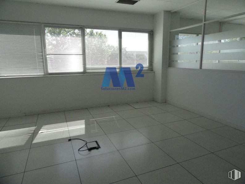 Industrial for rent at Polígono industrial empresarial Andalucía, Pinto, Madrid, 28320 with window blind, window, building, fixture, architecture, flooring, floor, shade, couch and real estate around