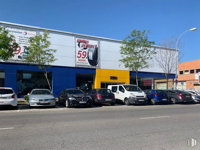 Nave en alquiler y venta en Calle Constitución, 84, Fuenlabrada, Madrid, 28946 con coche, edificio, luz de estacionamiento, vehículo terrestre, cielo, rueda, neumático, vehículo, vehículo de motor y asfalto alrededor