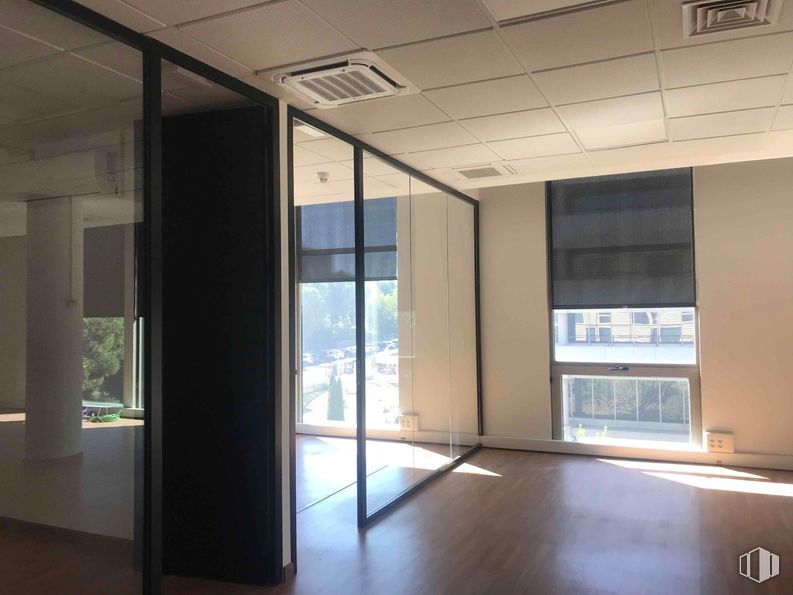 Office for rent at Zona empresarial, Alcobendas, Madrid, 28108 with light fixture, flooring, floor, interior design, glass, architecture, lighting, furniture, ceiling and shade around