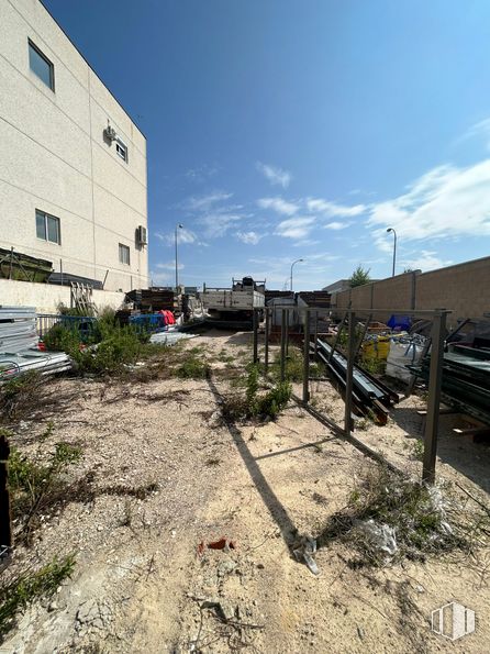 Land for sale at Polígono Albolleque, Chiloeches, Guadalajara, 19160 with building, sky, cloud, plant, land lot, asphalt, gas, landscape, road surface and tree around