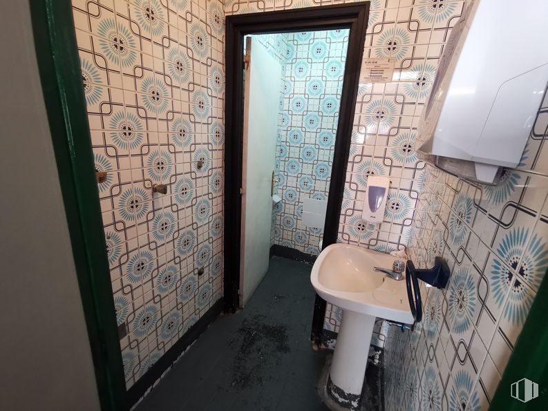 Local en venta en Calle Tribaldos, Hortaleza, Madrid, 28043 con fregadero, accesorio de fontanería, propiedad, grifo, edificio, baño, lavabo de baño, morado, madera y piso alrededor