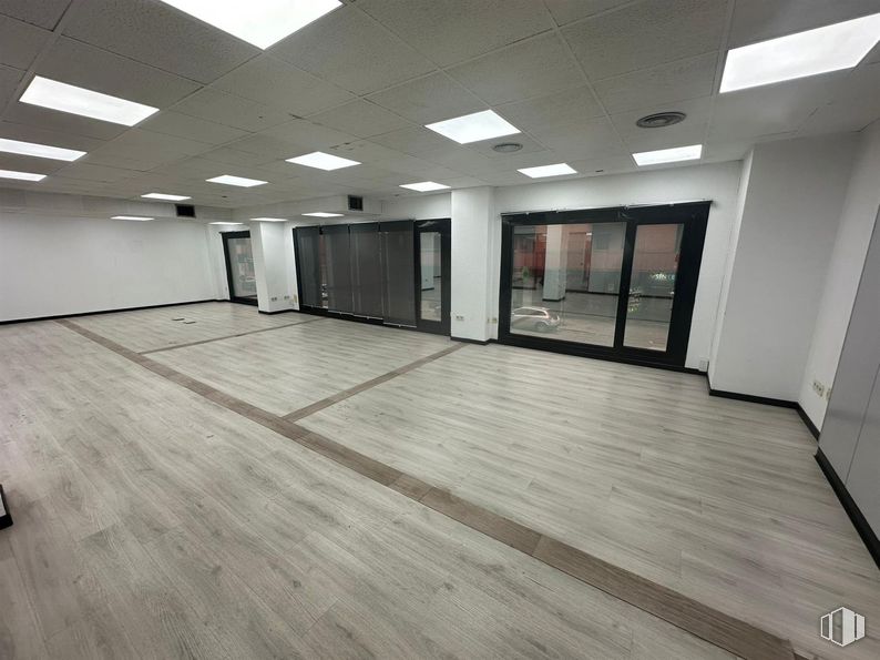 Office for rent at Calle Téllez, 24, Retiro, Madrid, 28007 with light fixture, lighting, door, flooring, floor, ceiling, interior design, wood flooring, hall and silver around