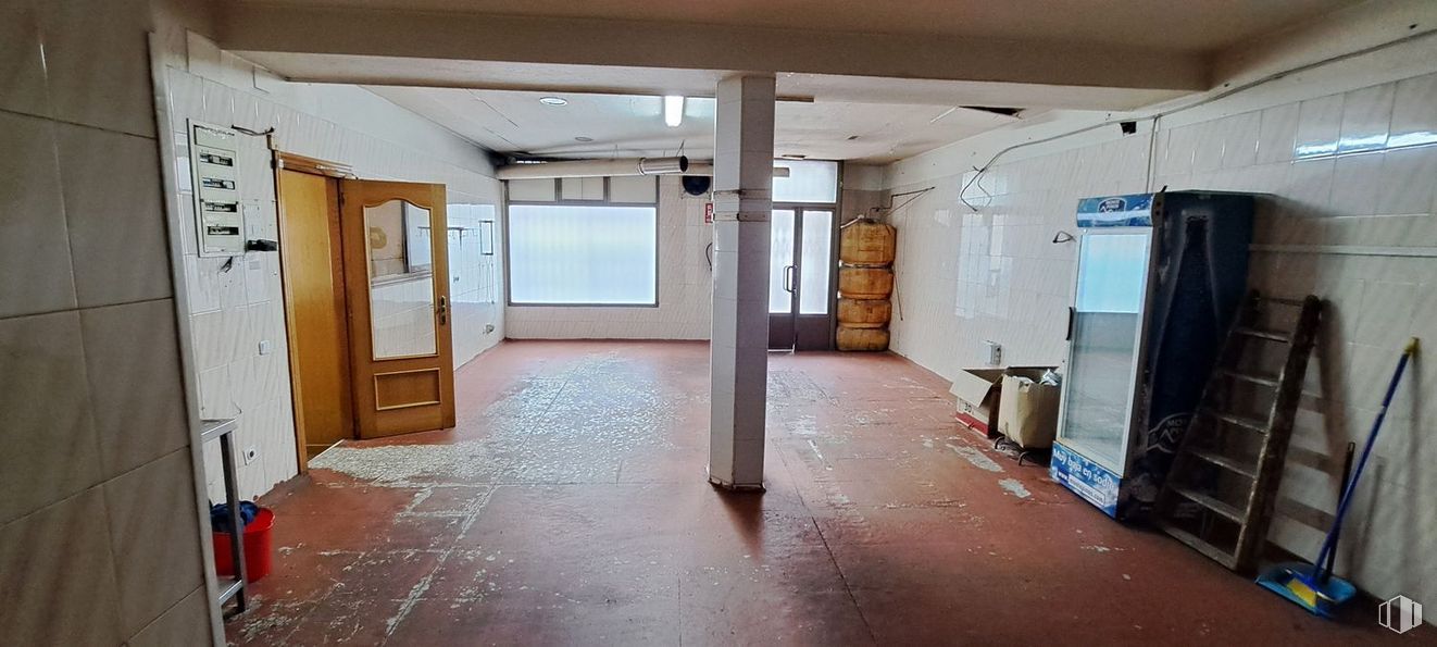 Retail for rent at Calle Panaderos, Manzanares el Real, Madrid, 28410 with ladder, door, fixture, building, flooring, floor, hall, house, wood and ceiling around