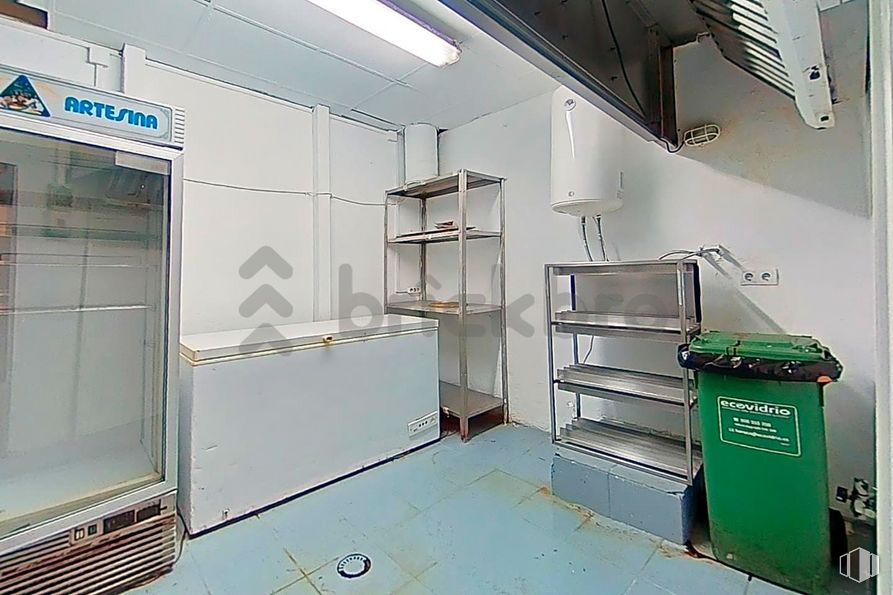 Retail for sale at C.C. Zocoslada, Avenida España, 23, Coslada, Madrid, 28820 with furniture, waste container, property, interior design, fixture, floor, flooring, gas, building and cabinetry around