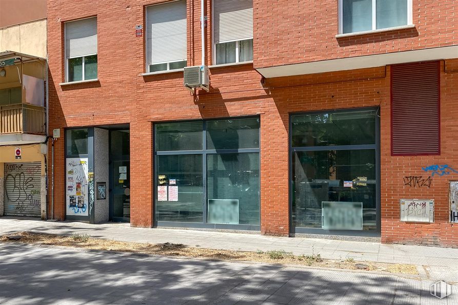 Local en alquiler y venta en Avenida Cañada, Coslada, Madrid, 28820 con ventana, puerta, edificio, accesorio, ladrillo, albañilería, madera, fachada, edificio comercial y superficie de la carretera alrededor