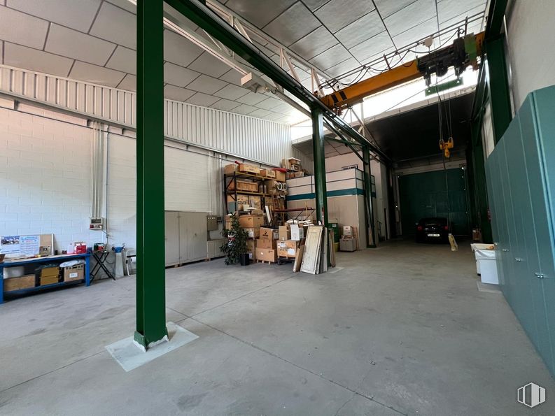 Industrial for rent at Calle Cabo de Finisterre, Arganda del Rey, Madrid, 28500 with ceiling, flooring, floor, metal, building material, paint, steel, beam, workshop and pipe around