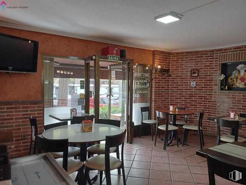 Retail for rent at Zona Fuentelarreina, Fuencarral - El Pardo, Madrid, 28034 with chair, television, kitchen & dining room table, light fixture, table, furniture, interior design, building, wood and real estate around