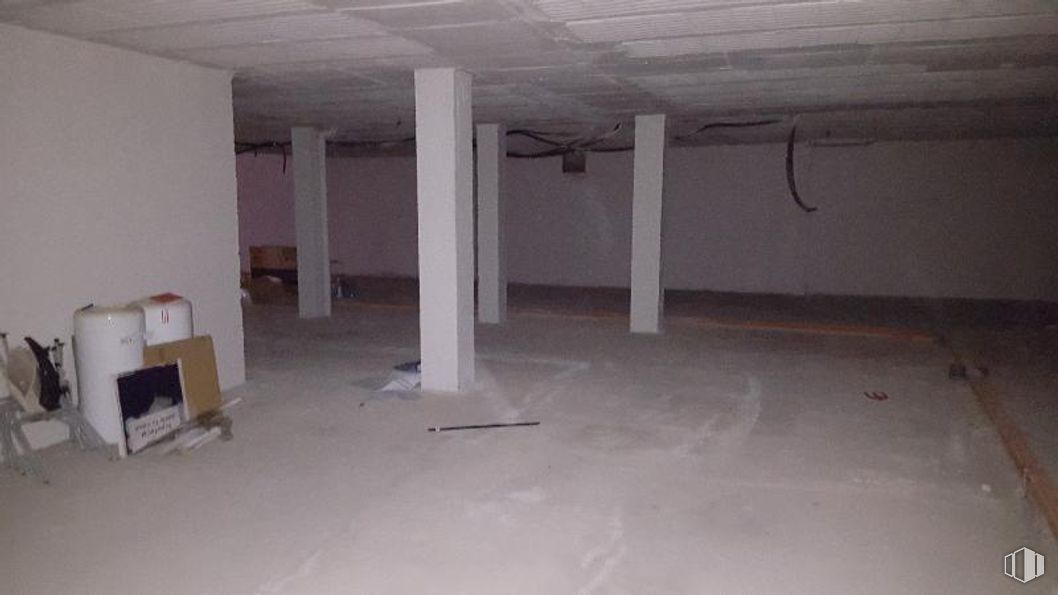 Retail for sale at Calle Cañada, Manzanares el Real, Madrid, 28410 with ceiling fan, floor, flooring, ceiling, concrete, building material, basement, plaster, hall and cement around