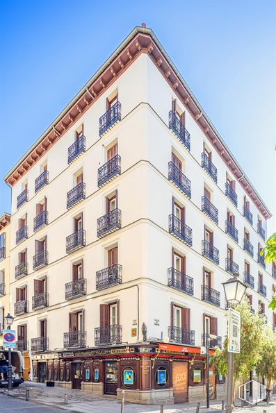 Retail for rent at Calle Gravina, Centro, Madrid, 28004 with building, sky, property, window, tree, urban design, condominium, tower block, plant and neighbourhood around