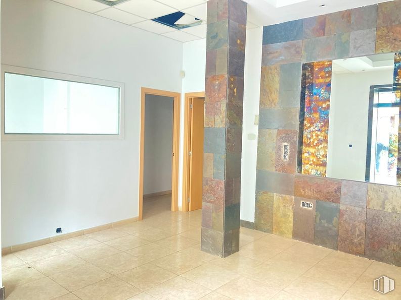 Retail for rent at Calle Narros del Castillo, Colmenar Viejo, Madrid, 28770 with flooring, floor, wall, interior design, ceiling, tile, tile flooring, door, glass and wood stain around