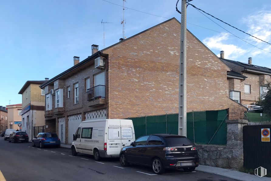 Local en alquiler en Calle Revuelta, 6, Colmenarejo, Madrid, 28270 con coche, camioneta, luz de estacionamiento automotriz, rueda, cielo, neumático, vehículo terrestre, edificio, vehículo y placa de matrícula del vehículo alrededor