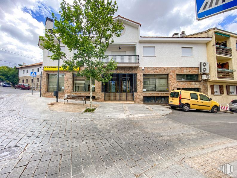 Retail for rent at Calle San Francisco de Asís, 6, Guadarrama, Madrid, 28440 with van, building, window, cloud, sky, tire, wheel, plant, vehicle and car around