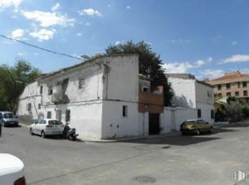 Land for sale at Zona San Antón, Toledo, 45003 with car, house, building, cloud, sky, window, vehicle, wheel, automotive parking light and asphalt around