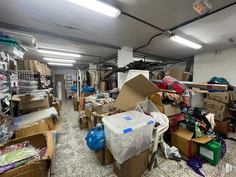 Local en venta en Calle San Marcial, Móstoles, Madrid, 28931 con caja de envío, envases de cartón, caja, producto de papel, cartón, envasado y etiquetado, papel, materiales de embalaje, plástico y estantería alrededor