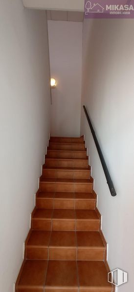 Industrial for sale at Polígono Las Cubiertas, Griñón, Madrid, 28971 with brown, stairs, wood, building, fixture, house, flooring, hardwood, paint and wood stain around