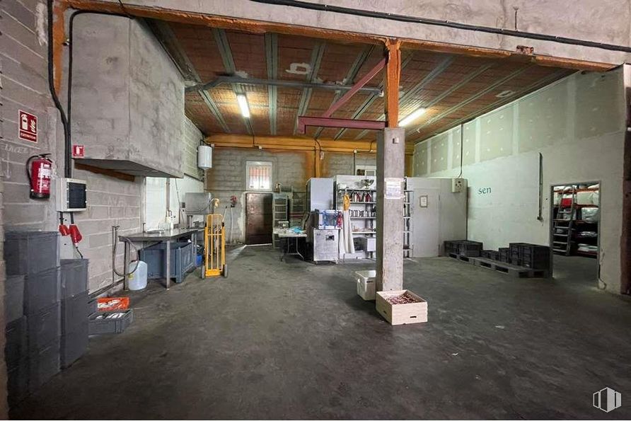 Nave en venta en Polígono Industrial, Moralzarzal, Madrid, 28411 con mesa, equipaje y bolsos, accesorio, edificio, piso, madera, gas, suelo, ingeniería y material compuesto alrededor