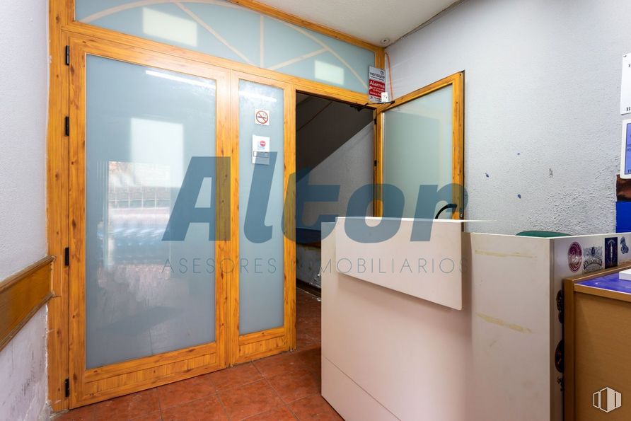 Local en venta en Calle Alcalá, San Blas - Canillejas, Madrid, 28027 con puerta, accesorio, madera, suelo, suelos, gas, techo, madera dura, pintura y casa alrededor