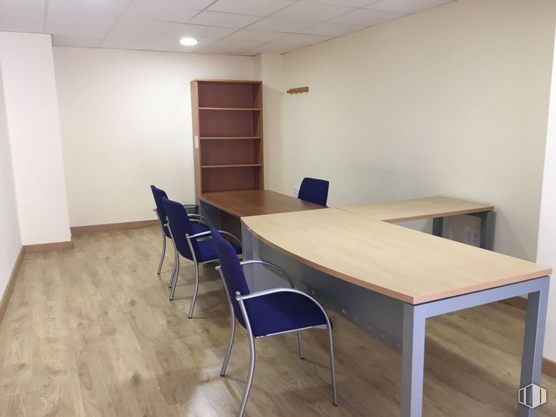 Office for sale at Calle Fuente, Toledo, 45006 with chair, desk, table, furniture, wood, interior design, flooring, floor, wood stain and hardwood around