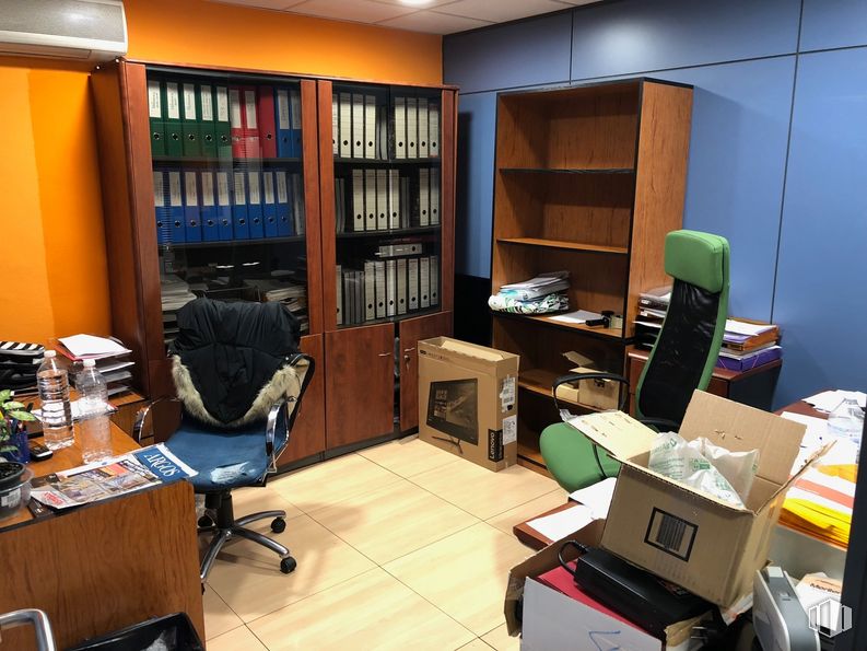 Retail for sale at Calle Prudencio Álvaro, 8, Ciudad Lineal, Madrid, 28027 with bookcase, property, furniture, shelf, television, interior design, shelving, living room, table and shipping box around