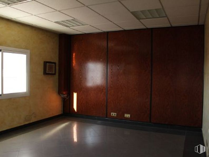 Industrial for sale at Calle Príncipe de Asturias, Villarejo de Salvanés, Madrid, 28590 with window, wardrobe, wood, fixture, hall, interior design, building, architecture, wood stain and flooring around