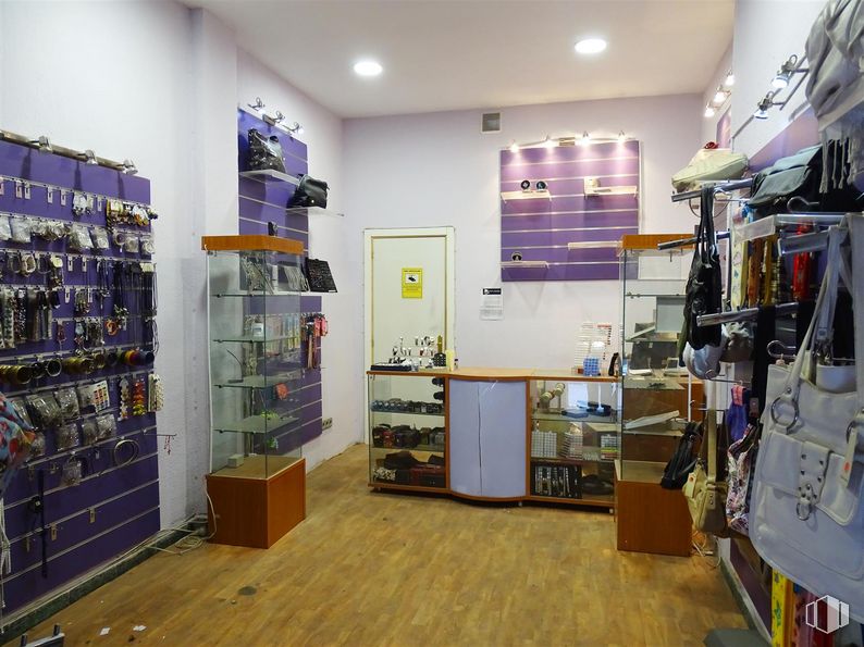 Local en alquiler en Zona Reyes Católicos, Alcalá de Henares, Madrid, 28801 con equipaje y bolsos, estante, estantería, alumbrado, interiorismo, suelos, suelo, venta al por menor, edificio y publicación alrededor