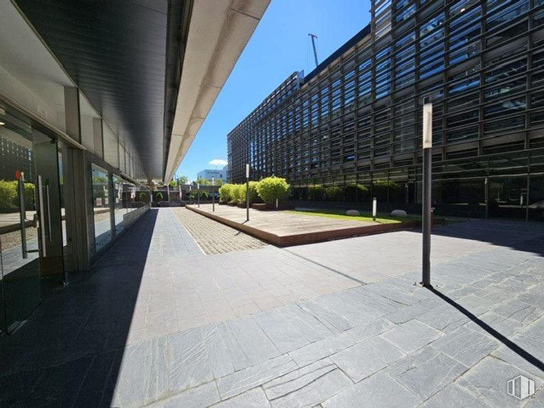 Oficina en venta en Natea Business Park, Avenida Industria, 4, Alcobendas, Madrid, 28108 con edificio, propiedad, planta, superficie de la carretera, sombra, alumbrado, diseño urbano, cielo, casa y espacio público alrededor