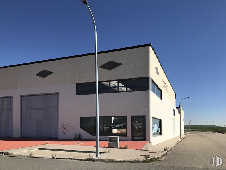 Industrial for sale at Terreno Sector 4, 81, Barcience, Toledo, 45525 with building, street light, sky, window, lighting, asphalt, residential area, real estate, facade and house around