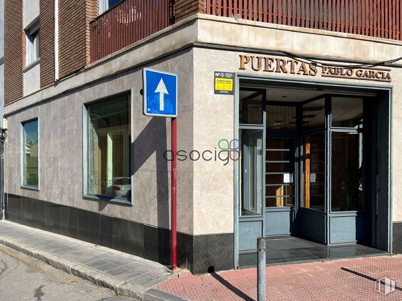 Local en alquiler en Zona Amparo - Ferial, Guadalajara, 19002 con ventana, accesorio, edificio, puerta, fachada, inmobiliario, acera, ladrillo, ciudad y superficie de la carretera alrededor