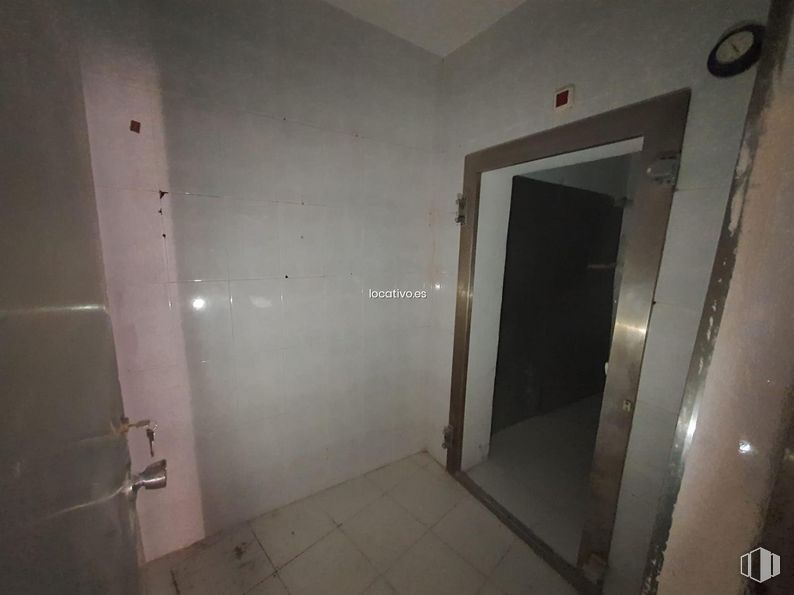 Local en alquiler y venta en Zona Pueblo, Valdemorillo, Madrid, 28210 con accesorio, edificio, suelo, suelos, puerta, casa, material compuesto, techo, vidrio y espacio alrededor