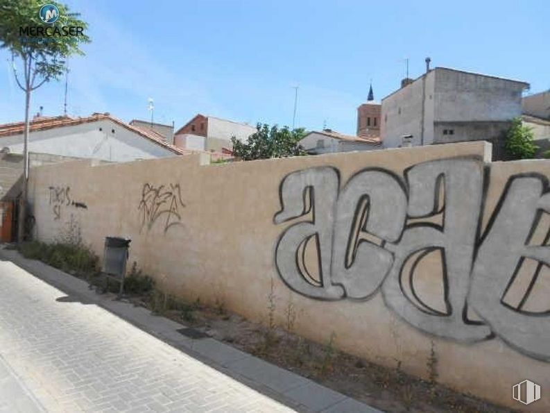 Land for sale at Zona Centro, Cabanillas del Campo, Guadalajara, 19171 with building, sky, plant, paint, tree, graffiti, art, asphalt, font and road surface around